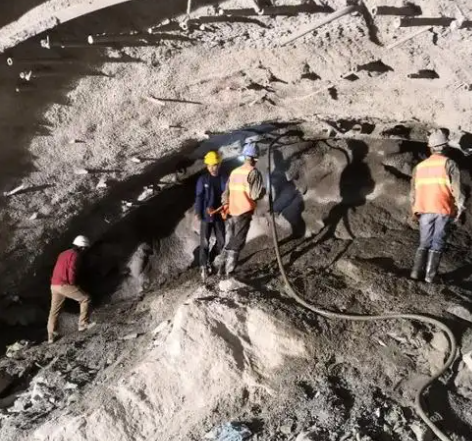 扎鲁特拱顶带模注浆料的施工流程及注意事项